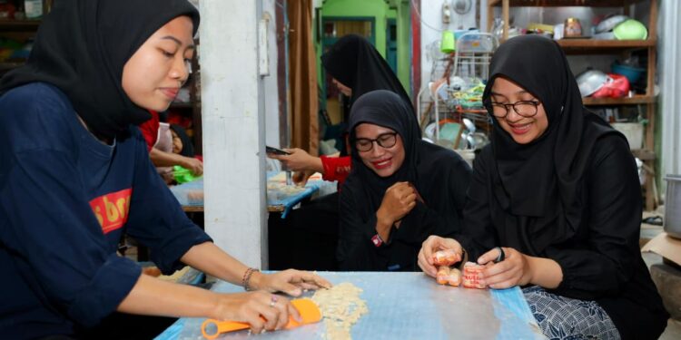 Berdayakan Pasien ODGJ, Usaha Rumahan Kue Kacang Beromset Ratusan Juta