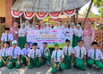 MI Ma’arif Pagerwojo Selenggarakan “English Day with Touris” di Kampoeng Sinaoe Siwalanpanji