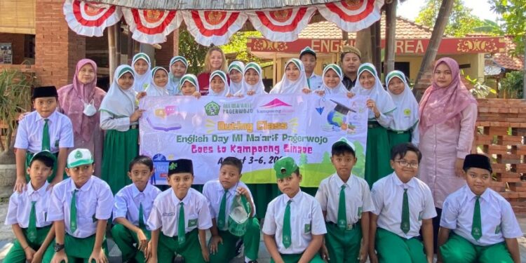 MI Ma’arif Pagerwojo Selenggarakan “English Day with Touris” di Kampoeng Sinaoe Siwalanpanji