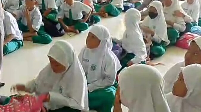 Guna Membiasakan Berbahasa, MI Al Abror Terapkan English Day
