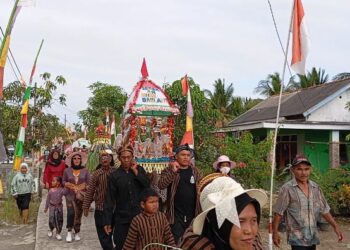 Antusias Warga Sedekah Bumi dan Laut Desa Ujung Gagak
