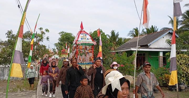 Antusias Warga Sedekah Bumi dan Laut Desa Ujung Gagak
