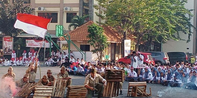 Ramaikan HUT RI ke 79, Tim Kreatif SMP YPM 1 Taman Gelar Drama Kolosal Perjuangan