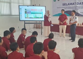 Siswa SMK Telkom Bersama Dishub Lakukan Sosialisasi Safety Riding