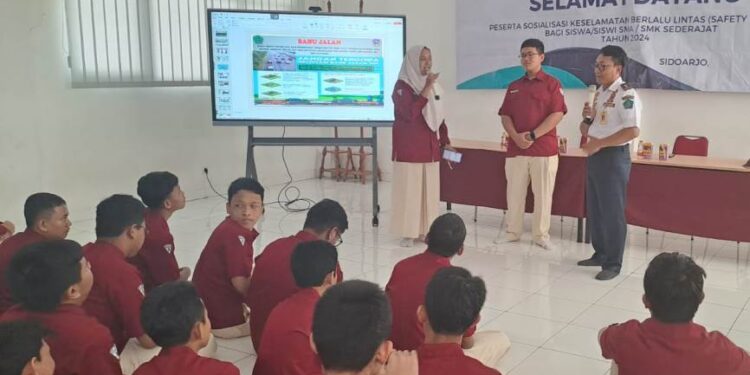 Siswa SMK Telkom Bersama Dishub Lakukan Sosialisasi Safety Riding