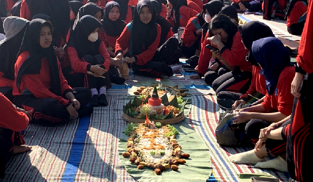 SMA Negeri 2 Sidoarjo Gelar Lomba Merias Tumpeng Kolosal