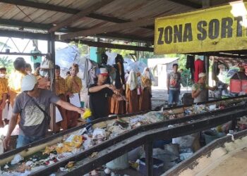 Wujudkan P5, SMP PGRI 9 Sidoarjo Ajak Siswa Kunjungi TPS Banjarbendo