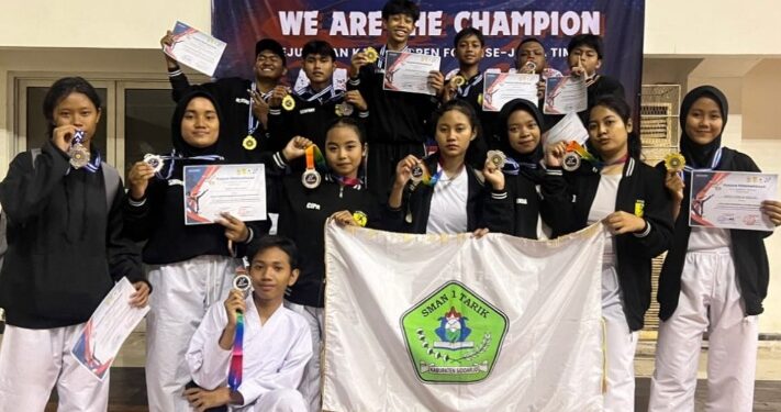 Siswa SMAN 1 Tarik Juarai ‘AKAI CUP 2024’ Ajang Karate Open Forki Jatim