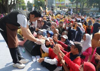 Sidoarjo Pecahkan Rekor MURI Sajikan Lontong Cecek Terbanyak