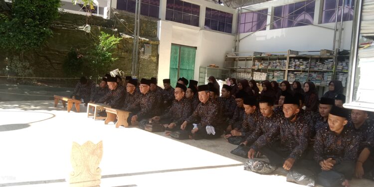 Sebelum Bertanding di MTQ Nasional XXX 2024, Kafilah Jatim Lakukan Ziarah ke Makam Sunan Ampel