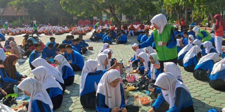 Cegah Stunting, SMPN 4 Sidoarjo Lakukan Senam dan Makan Bergizi