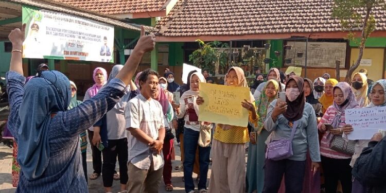 Gara-Gara Banyak Iuran, Plt Kepala SDN Juwet Kenongo Dituntut Mundur