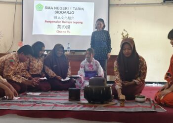 SMA Negeri 1 Tarik Bersama Unitomo Kenalkan Budaya Minum Teh Jepang