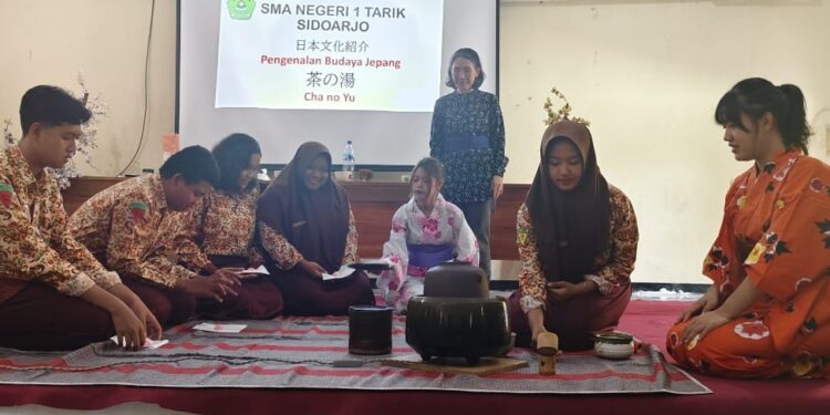 SMA Negeri 1 Tarik Bersama Unitomo Kenalkan Budaya Minum Teh Jepang