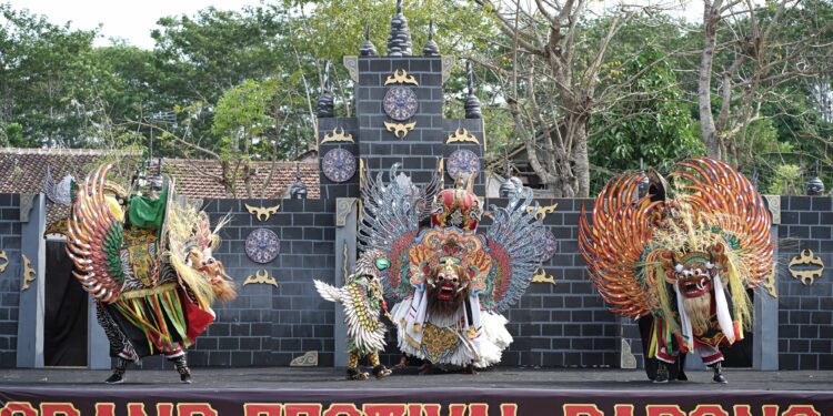 Puluhan Seniman Banyuwangi Tampilkan Barong Kumbo