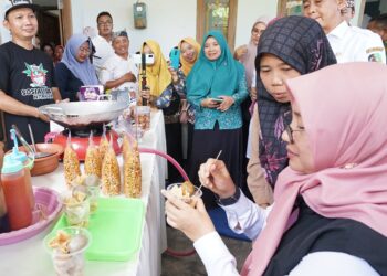 Bupati Ipuk Terus Salurkan Bantuan Untuk Pelaku Usaha Mikro