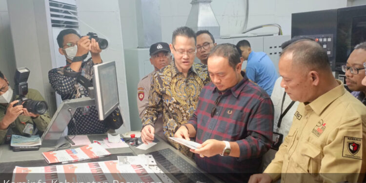 Pastikan Logistik Aman, Ketua KPU RI Kunjungi PT Inpera Pratama Indonesia di Pasuruan