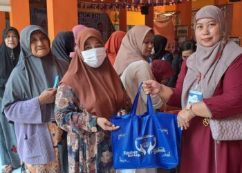 Orangtua-Siswa SMP Sepuluh Nopember Sidoarjo Bagikan Ratusan Bingkisan Sembako
