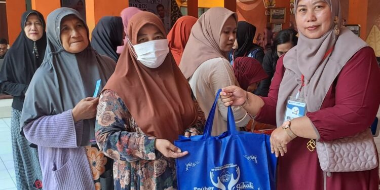 Orangtua-Siswa SMP Sepuluh Nopember Sidoarjo Bagikan Ratusan Bingkisan Sembako