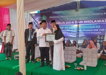 11 Siswa Tahfidz SMP Negeri 2 Sidoarjo, Terima Sertifikat dari Pjs Bupati Sidoarjo