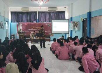 Komisioner dan Tim Edukasi KPU Sidoarjo Lakukan Sosialisasi ke Siswa SMA Islam Parlaungan