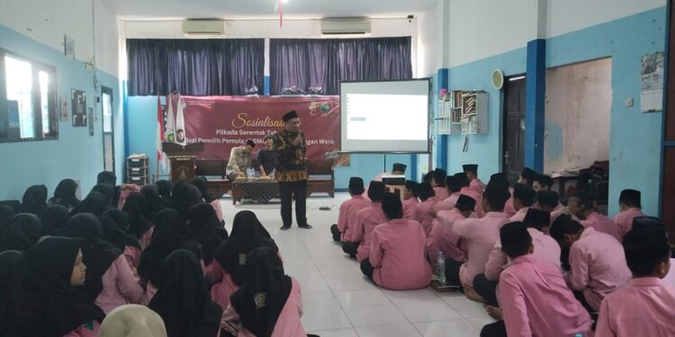 Komisioner dan Tim Edukasi KPU Sidoarjo Lakukan Sosialisasi ke Siswa SMA Islam Parlaungan