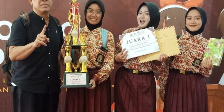 Siswa SMA Negeri 1 Gedangan Juara 1 Lomba Pidato Trio Tingkat Nasional 2024