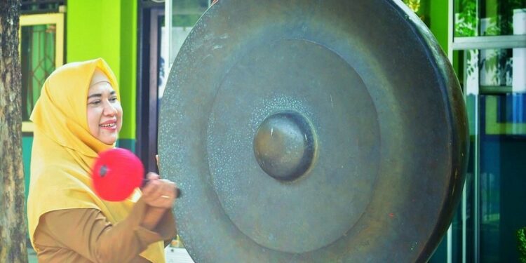 Tandai P5 di SMAN 1 Tarik Dimulai, Kepala Sekolah Pukul Gong