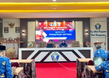 Guru SMA Negeri 1 Wonoayu Dilatih Menulis Artikel