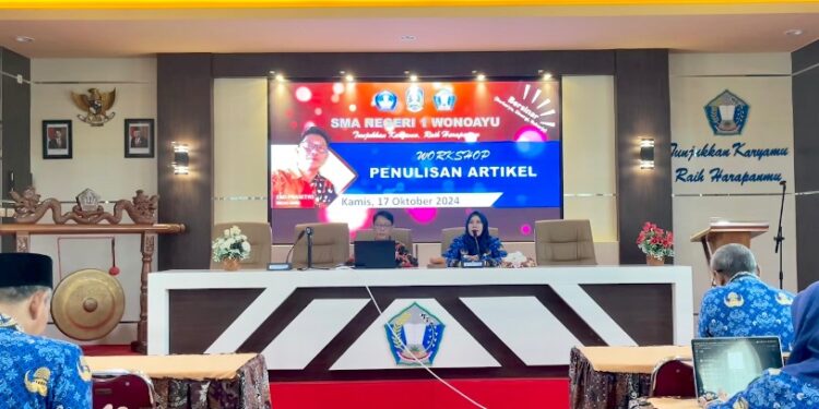 Guru SMA Negeri 1 Wonoayu Dilatih Menulis Artikel