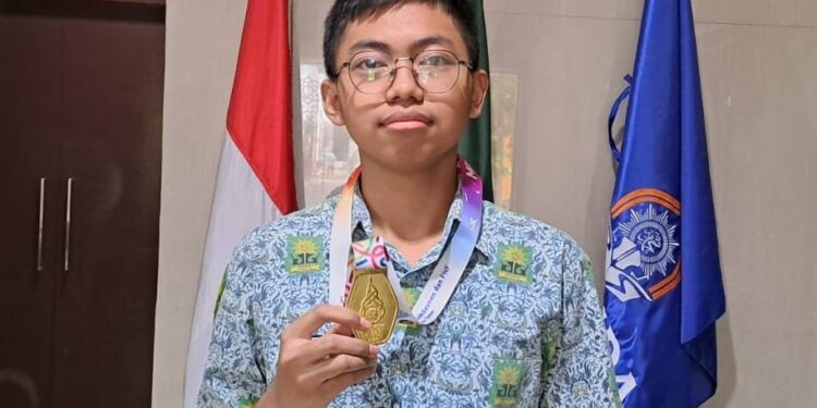 Sukses Raih Emas, Rizky Siswa SMAMDA Sidoarjo Kejar Prestasi OSN dan KSM