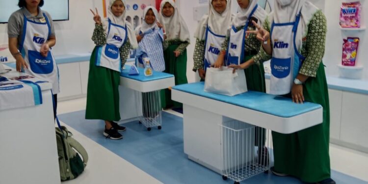 Kenalkan Berbagai Profesi, Siswa SD Ma’arif YPM Wonocolo Kunjungi KidZania Surabaya