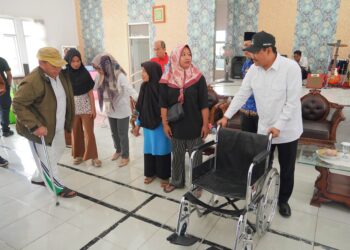 Gus Mensos Serahkan Bantuan untuk Lansia dan Disabilitas
