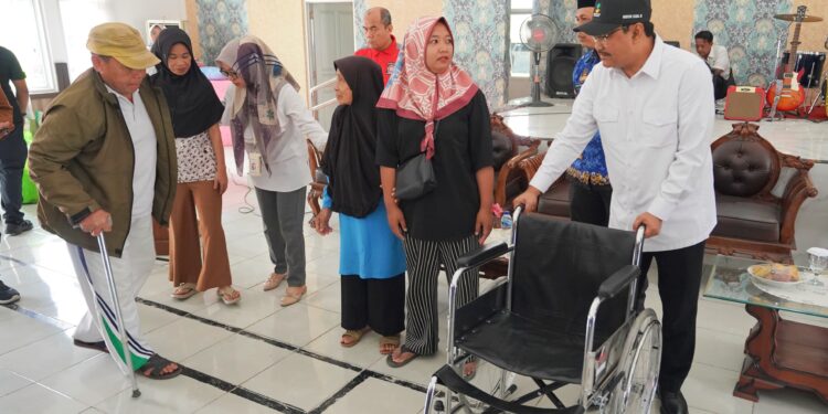 Gus Mensos Serahkan Bantuan untuk Lansia dan Disabilitas