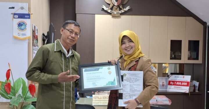 Kemenag Beri Penghargaan Kepada SMKN 2 Buduran Katagori SRC dan Guru Berliterasi