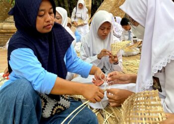 Siswa SMA Negeri 1 Krian Pratik Membuat Kejarinan Anyaman Bambu