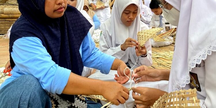 Siswa SMA Negeri 1 Krian Pratik Membuat Kejarinan Anyaman Bambu