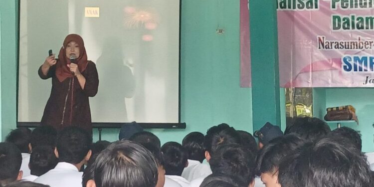 Siswa SMPN 2 Jabon Ikuti Sosialisasi ‘Pendidikan Seks Usia Dini dan Bijak Dalam Bersosial Media’
