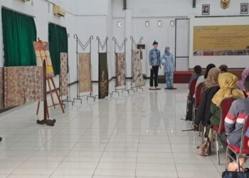 Doktor Karsam Gelar Batik Alami di Museum Negeri Mpu Tantula