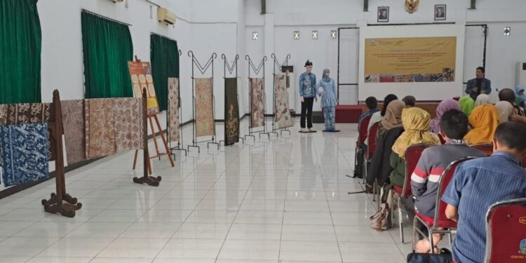 Doktor Karsam Gelar Batik Alami di Museum Negeri Mpu Tantula