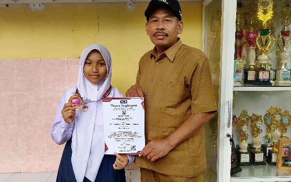 Kepala SMP PGRI 9 Sidoarjo Beri Penghargaan kepada Siswa Berprestasi