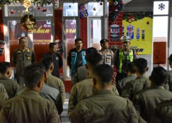 Satpol PP Surabaya Tiribkankan Warkop Dibawah Jembatan Suramadu