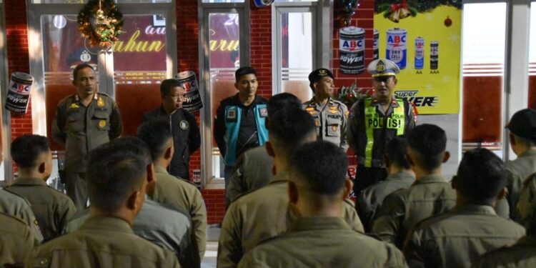 Satpol PP Surabaya Tiribkankan Warkop Dibawah Jembatan Suramadu