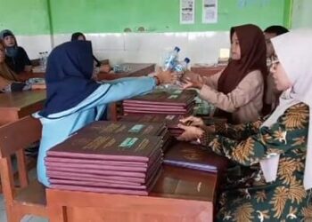 Pengambilan Raport Siswa SMK ITABA, Sambil Tukar Botol Bekas
