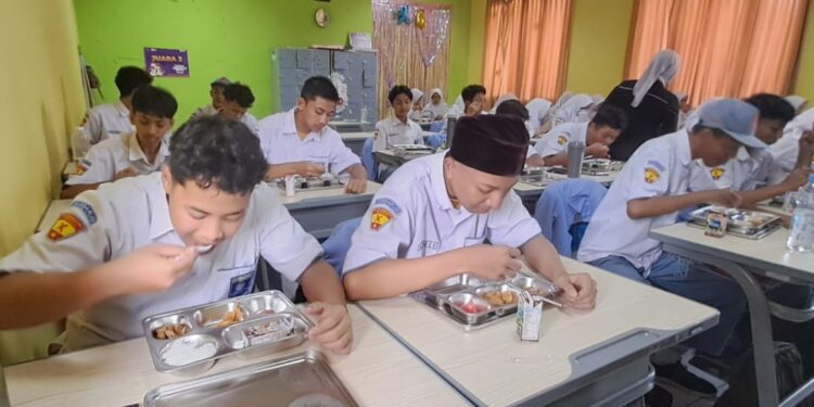 1.150 Siswa SMAMDA Sidoarjo Menikmati Makan Gratis dari Pemerintah