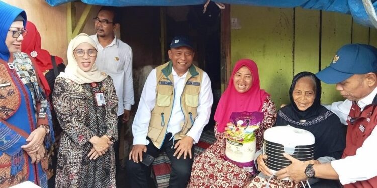 Wamensos Kunjungi Lansia Penerima Bansos di Sidoarjo