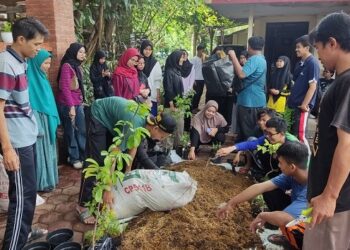 Warga Kampung Sinau Siwalanpanji Adakan Sedekah Oksigen Melalui Tanam Pohon