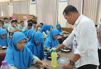 300 Siswa SLB Negeri Gedangan Nikmati Makan Bergizi Gratis