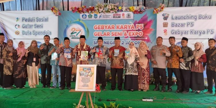 Kepala Dikbud Sidoarjo Dr. Tirto Adi, Launching Buku Karya Guru dan Siswa SMP Negeri 2 Jabon