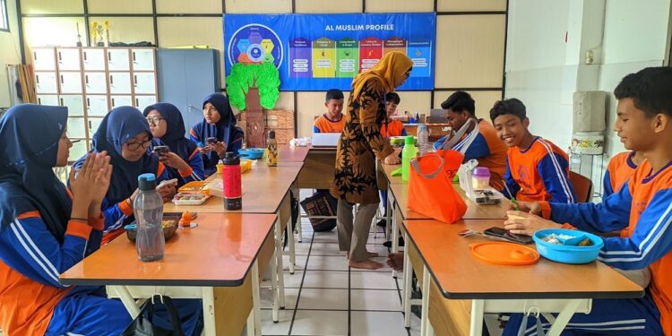 SMP Al Muslim Bersama CheNECE Unair Peringati Hari Gizi Nasional